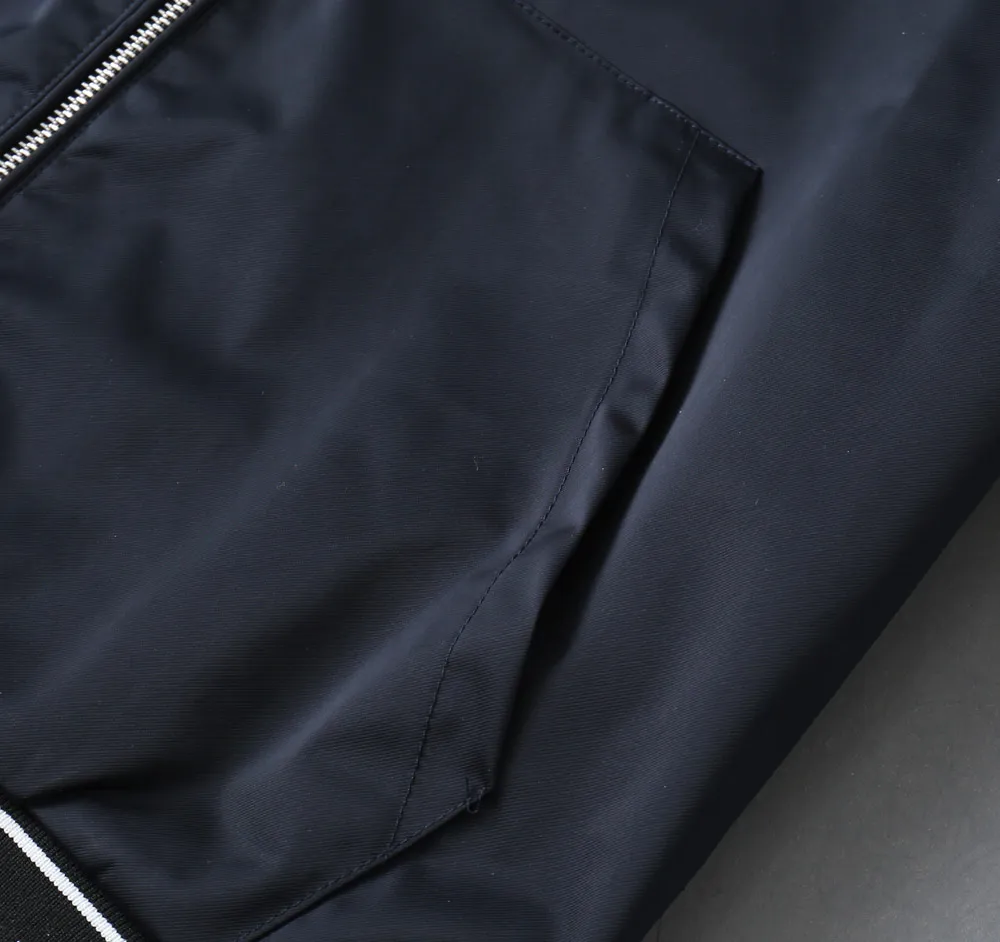 Armani official website Same Style, complete with three labels, on sale in advance. 2026 Autumn and Winter New Arrival men's jacket, Original with complete three labels, Premium version. Custom-made fabrics at the counter. Breathable, high comfort, impeccable details, brand element design concept, reflecting high quality. It feels delicate and soft, presents a casual cut, and has a great upper body shape. Sizes: M～3XL,